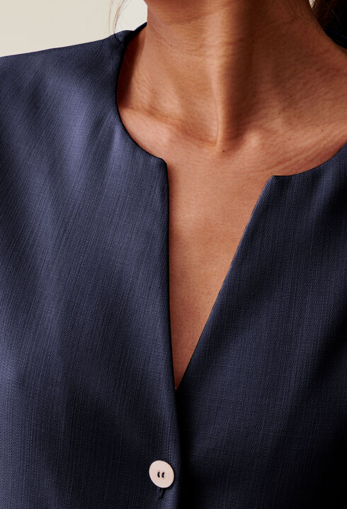 Kurzes Kleid mit Knöpfen