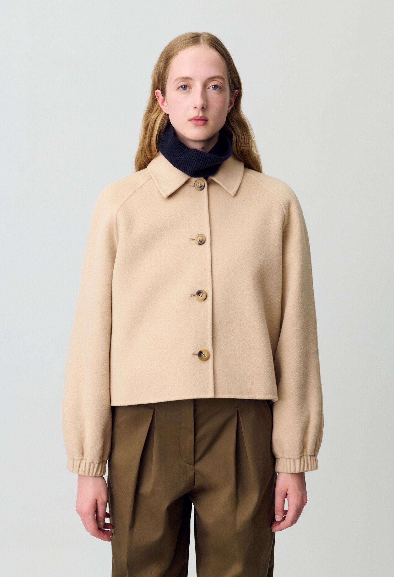 Kurze Jacke mit Hemdkragen