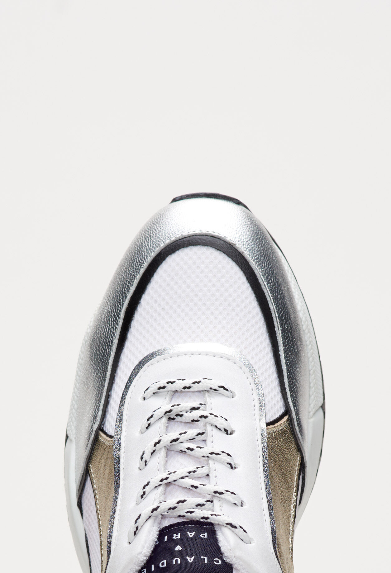 Sneakers mit Metallmotiv