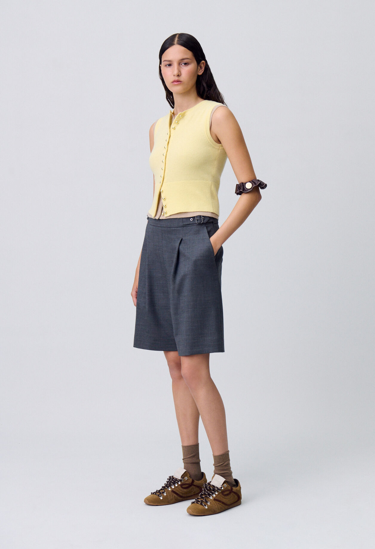 Kurze Bermuda-Shorts mit Falten.