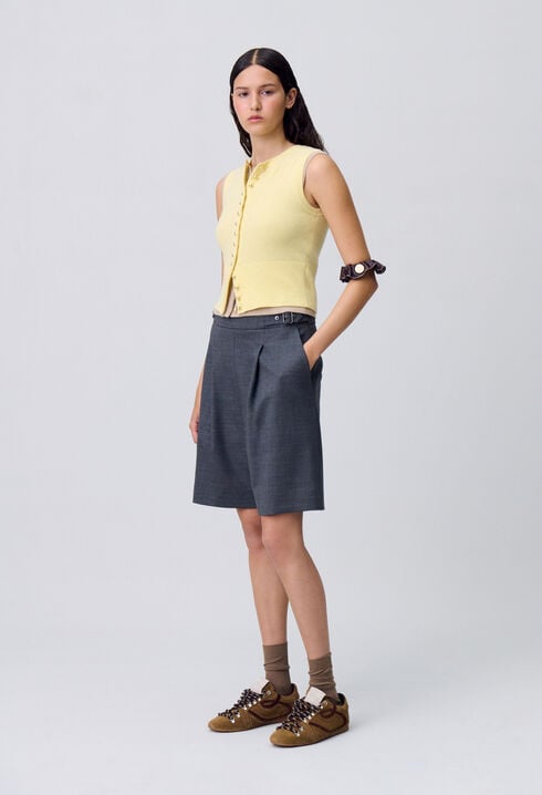 Kurze Bermuda-Shorts mit Falten.