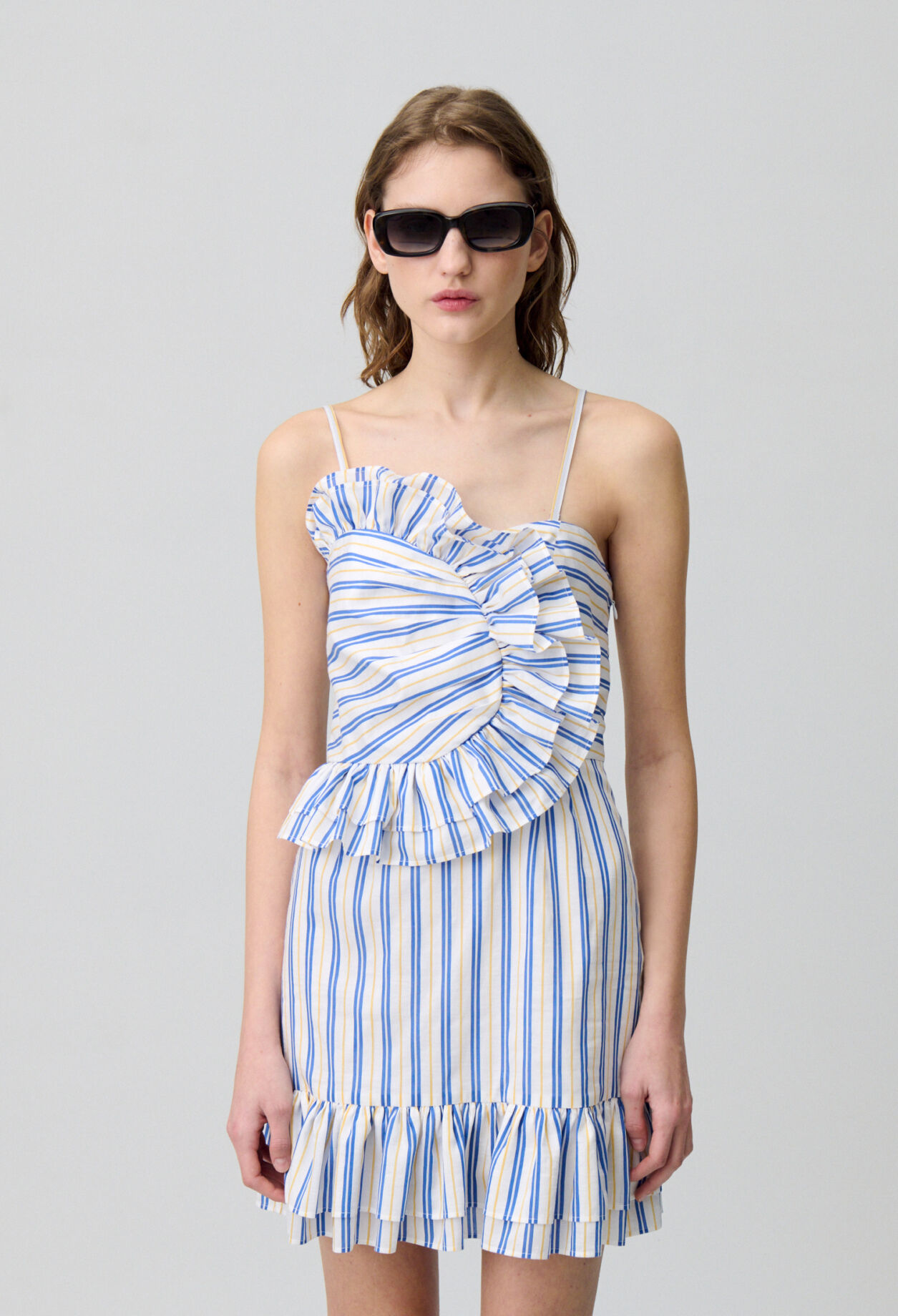 Kurzes Kleid mit Rüschen