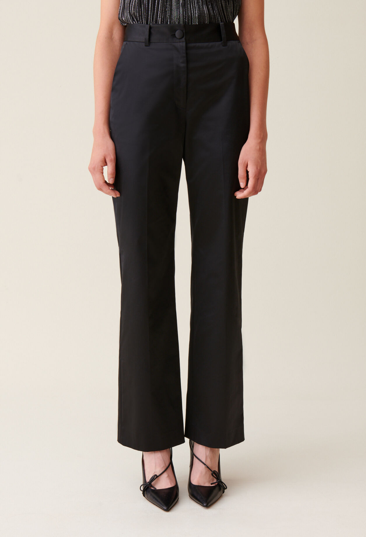 Schwarze schmale Satin-Hose
