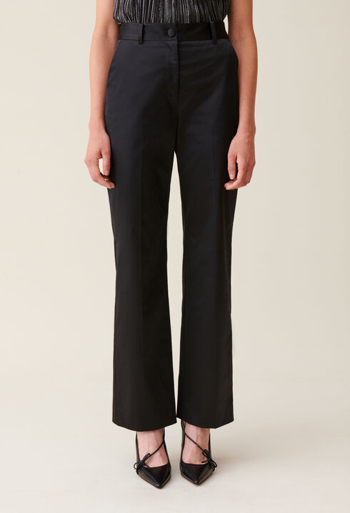 Schwarze schmale Satin-Hose