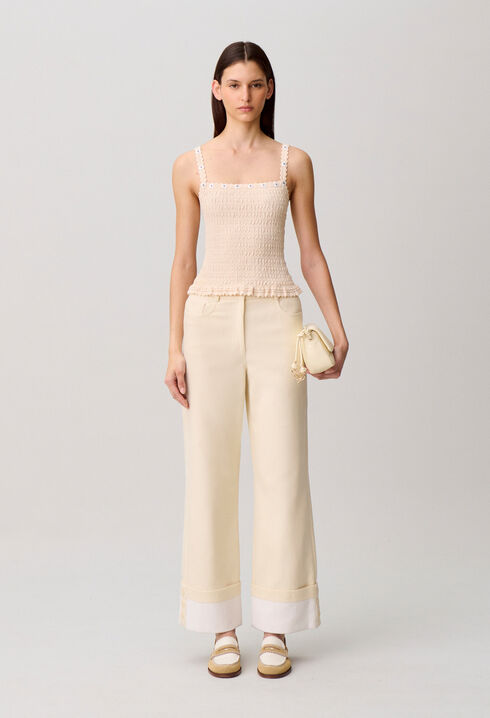 Top mit Blumenstickerei