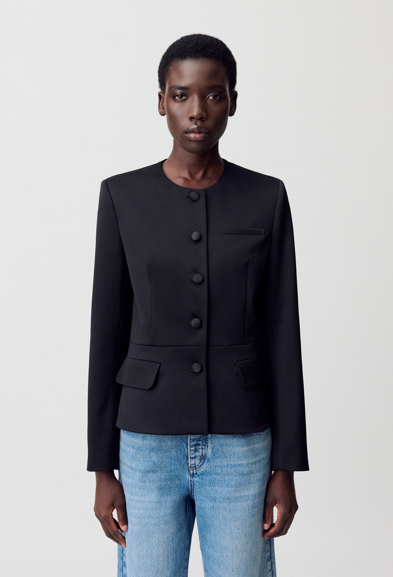 Taillierte, satinierte Jacke