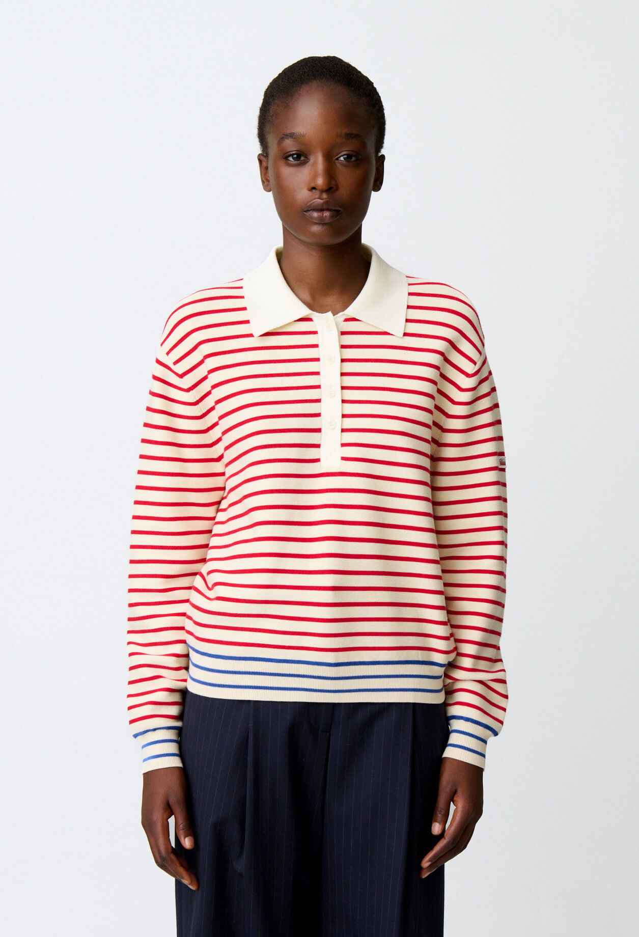 Gestreifter Pullover, Polo-Kragen