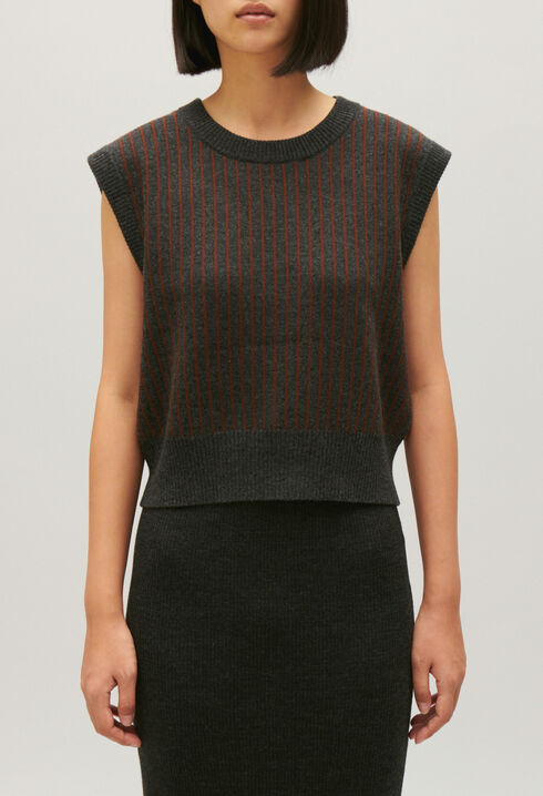 Gestreifter Strickpullover ohne Ärmel