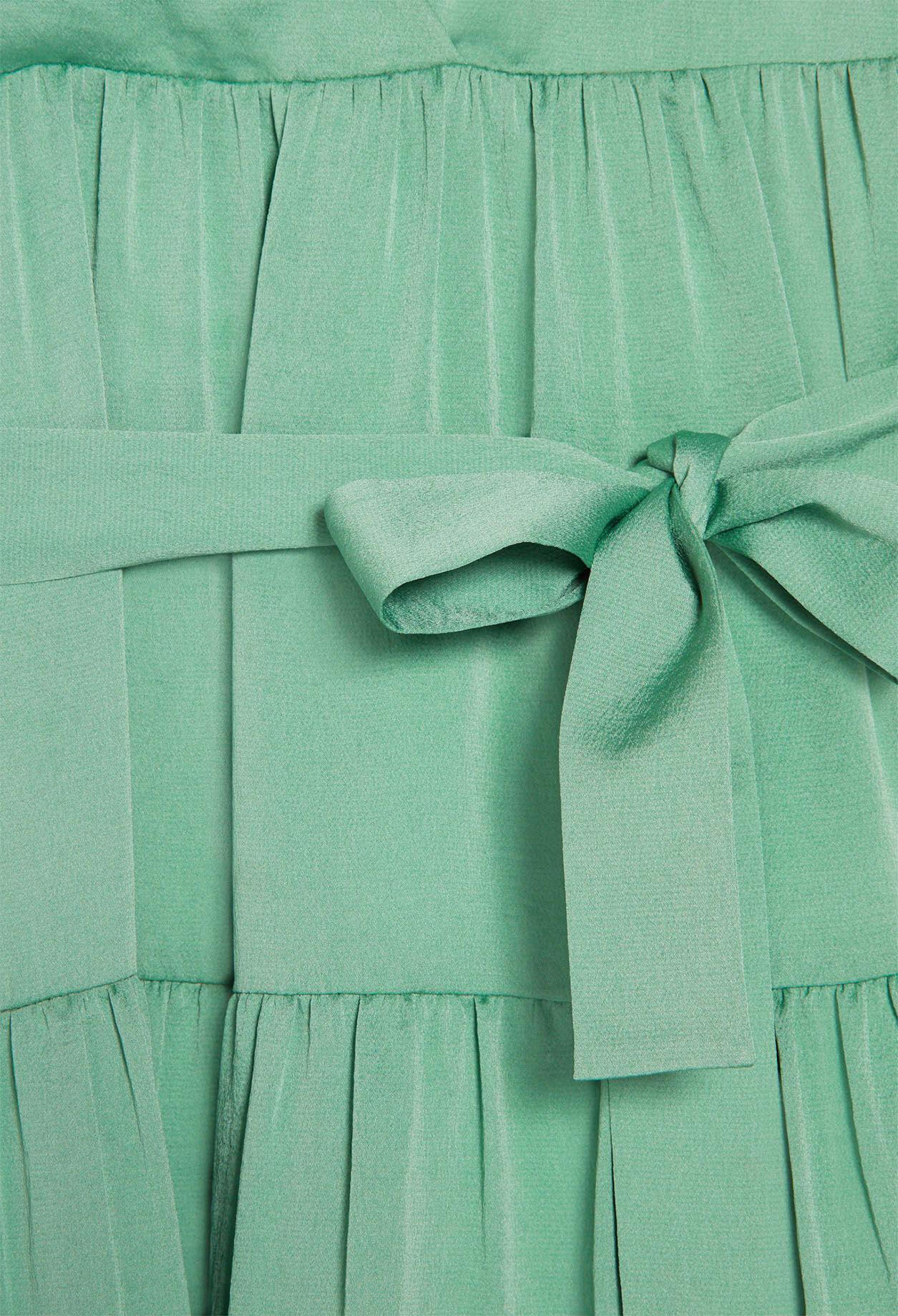 Weich fließendes, gegürtetes Kleid
