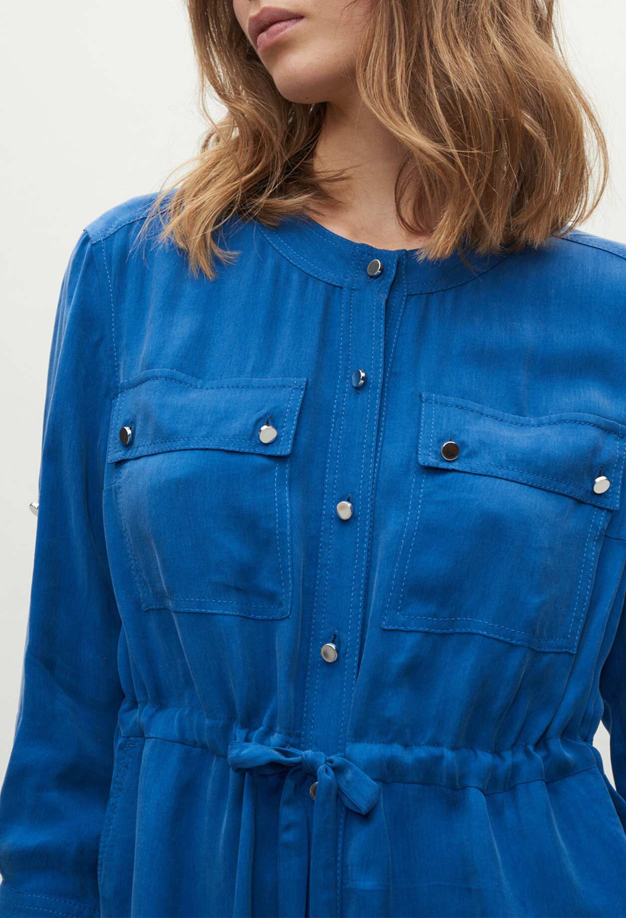 Kleid mit Knöpfen und Rundhalsausschnitt