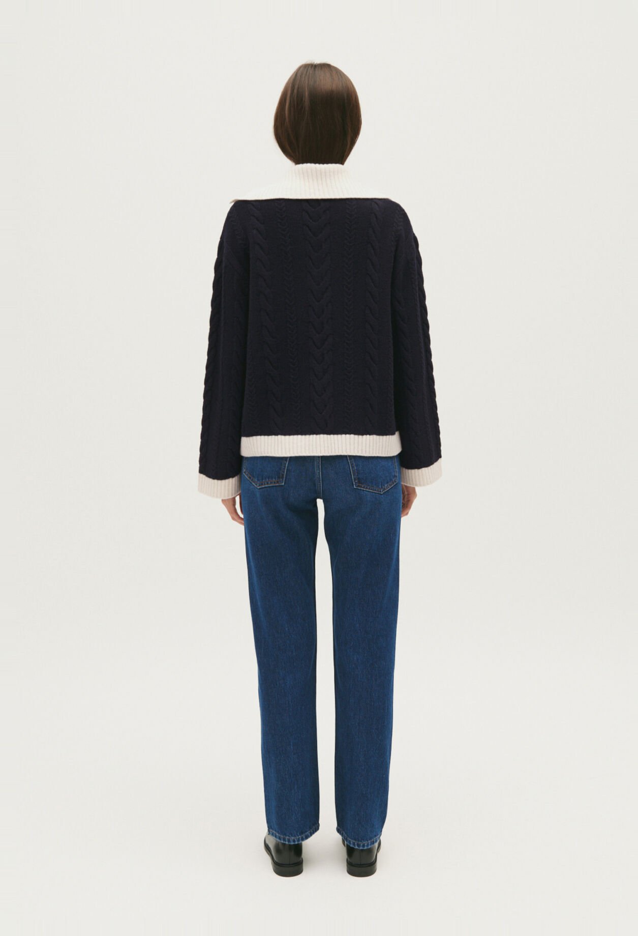 Marineblauer Pullover mit Zopfmuster