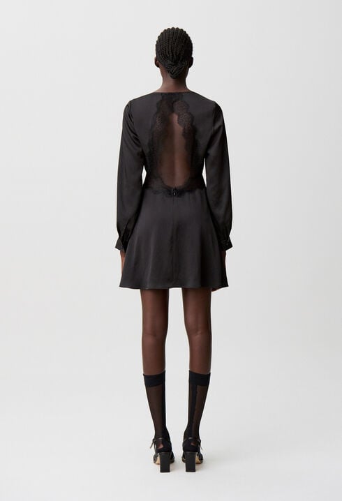 Kurzes fließendes Kleid aus Satin