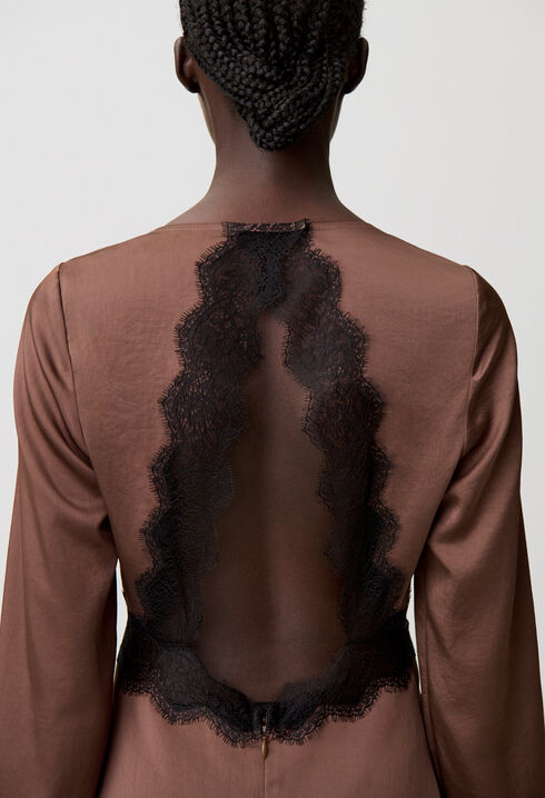 Kurzes fließendes Kleid aus Satin