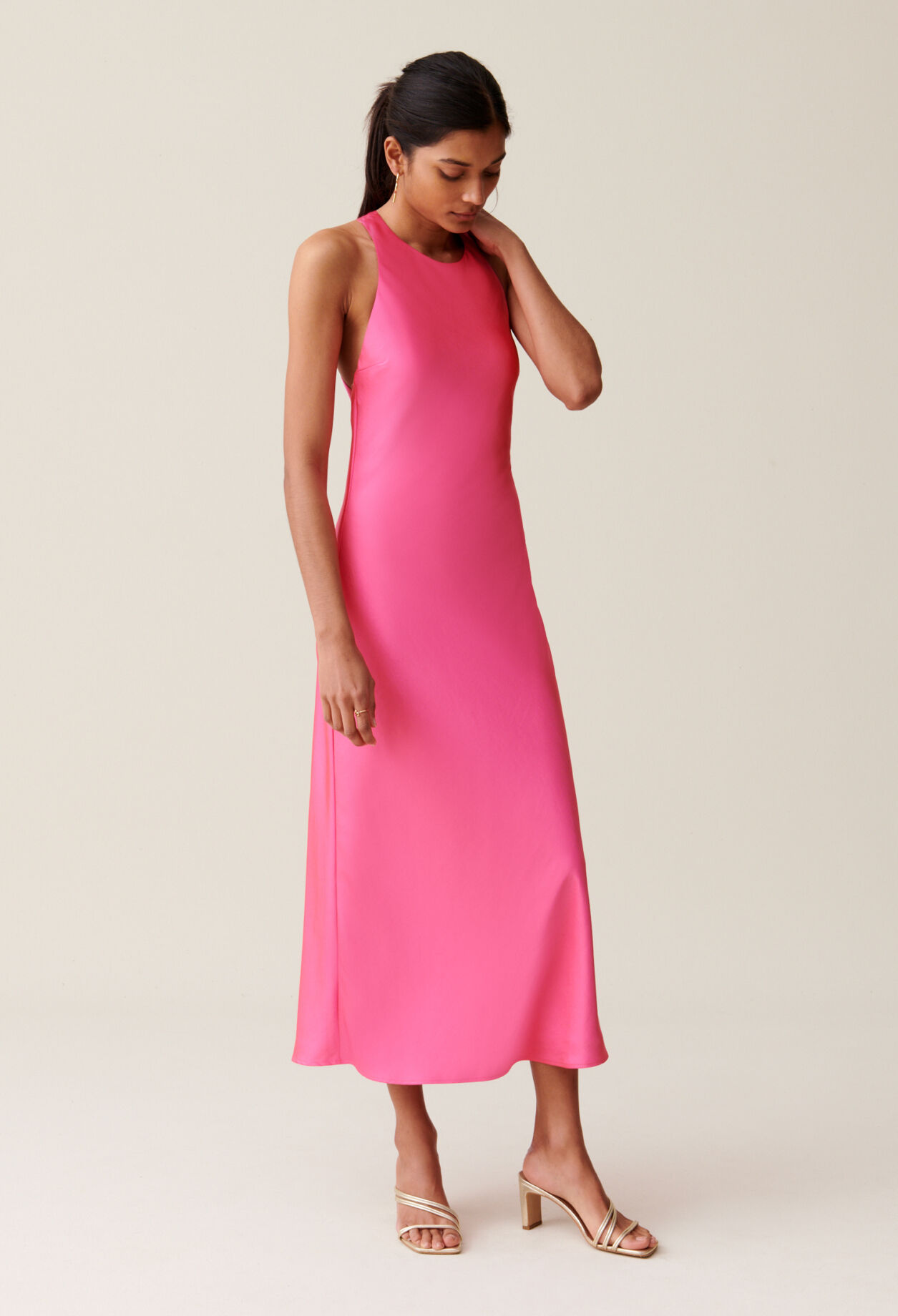 Langes, satiniertes Kleid