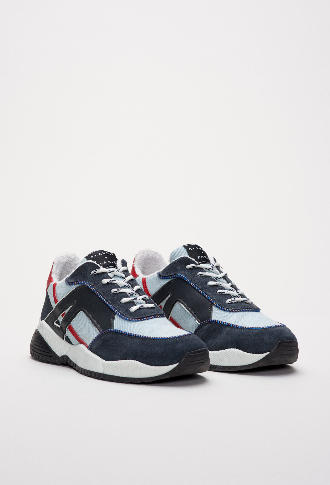 Turnschuhe mit Schnürung