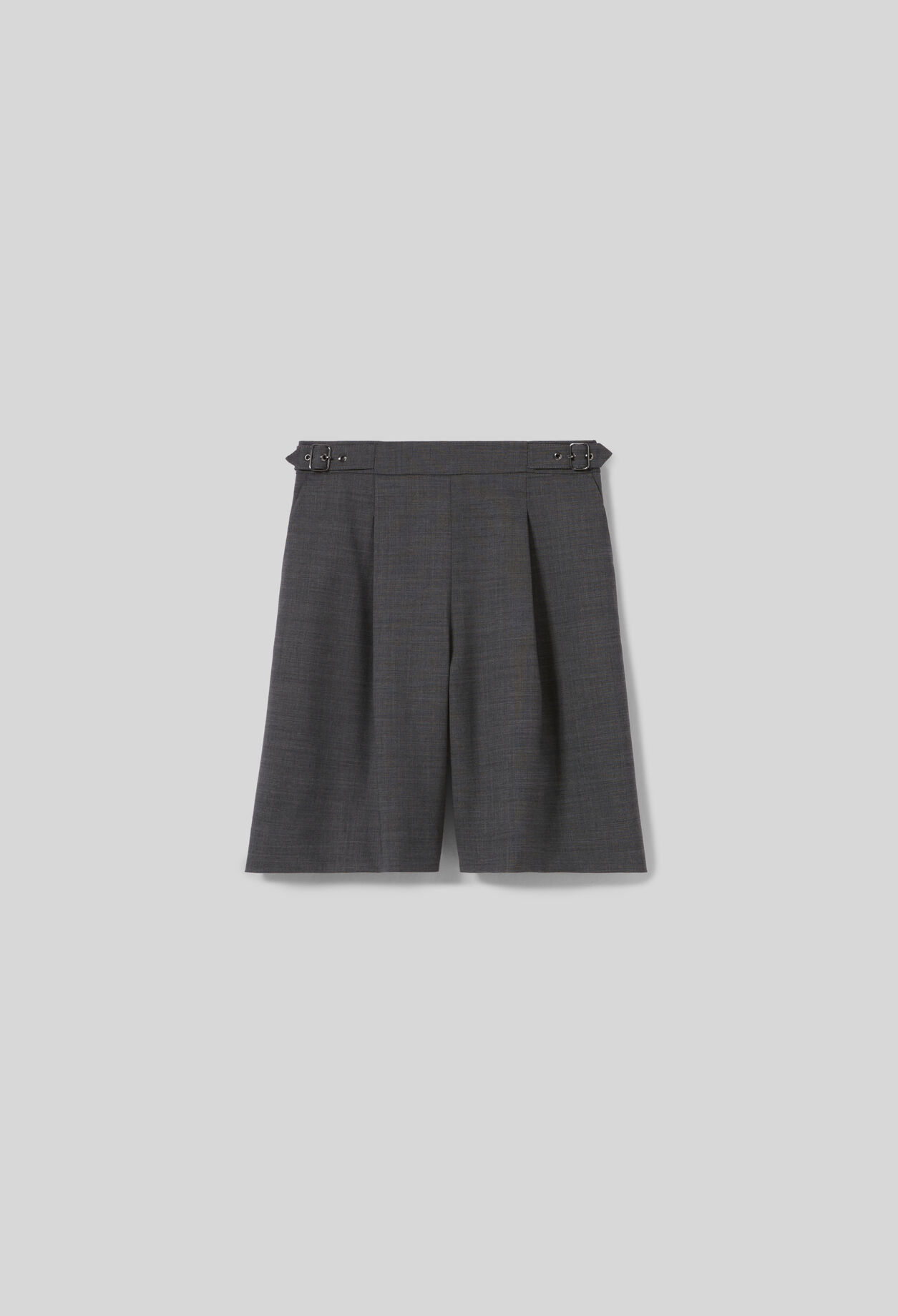 Kurze Bermuda-Shorts mit Falten.
