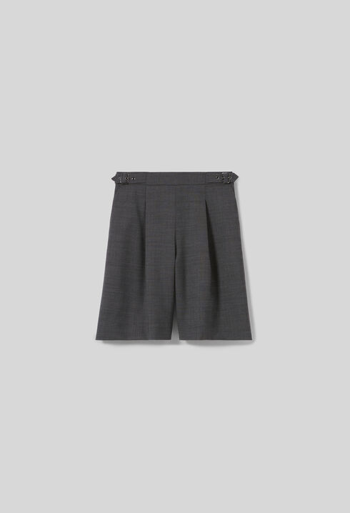 Kurze Bermuda-Shorts mit Falten.