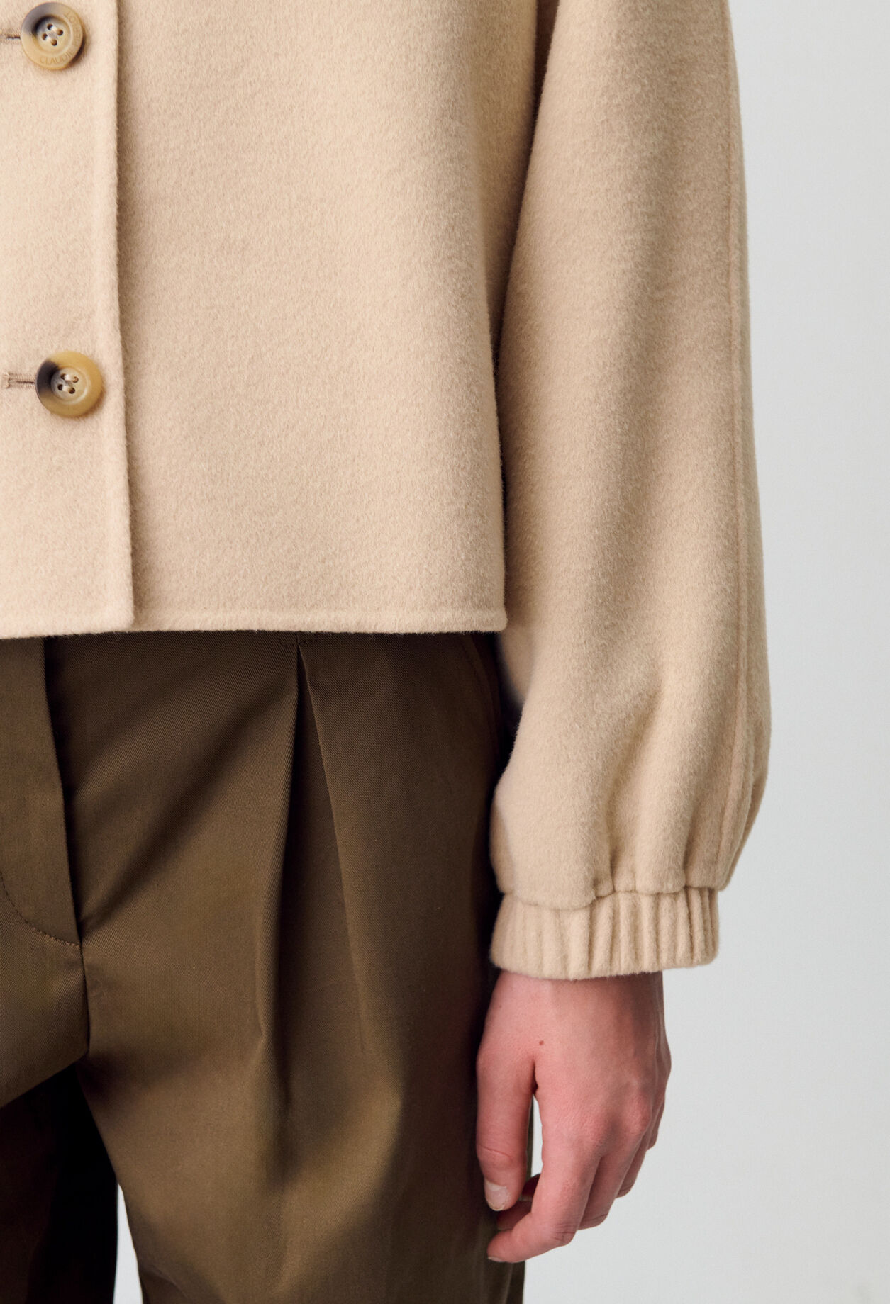 Kurze Jacke mit Hemdkragen