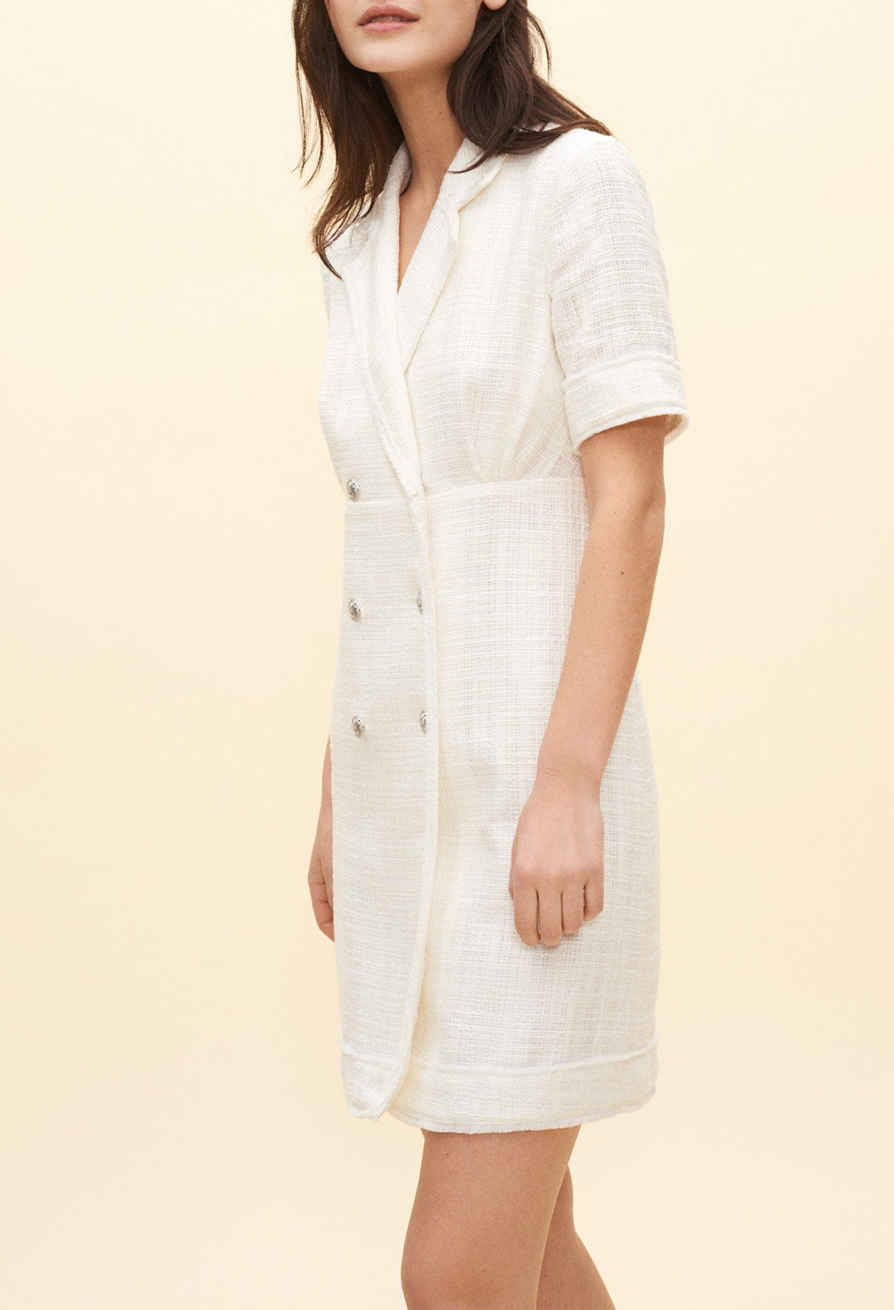 Weißes geknöpftes Jackenkleid