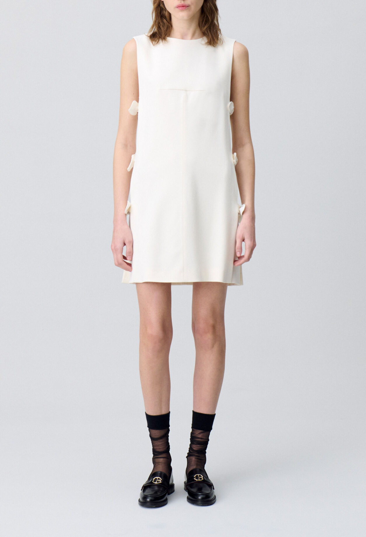 Kurzes Kleid mit Schleifen