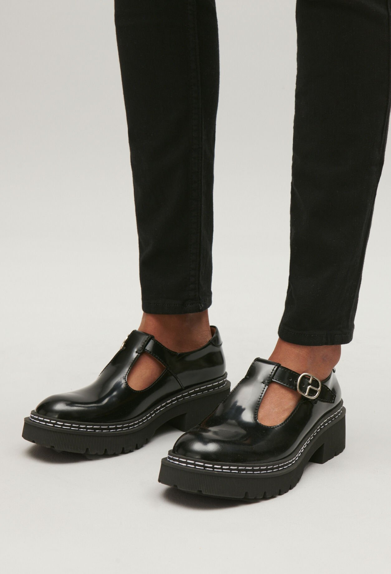 Mary-Jane-Pumps aus schwarzem Leder