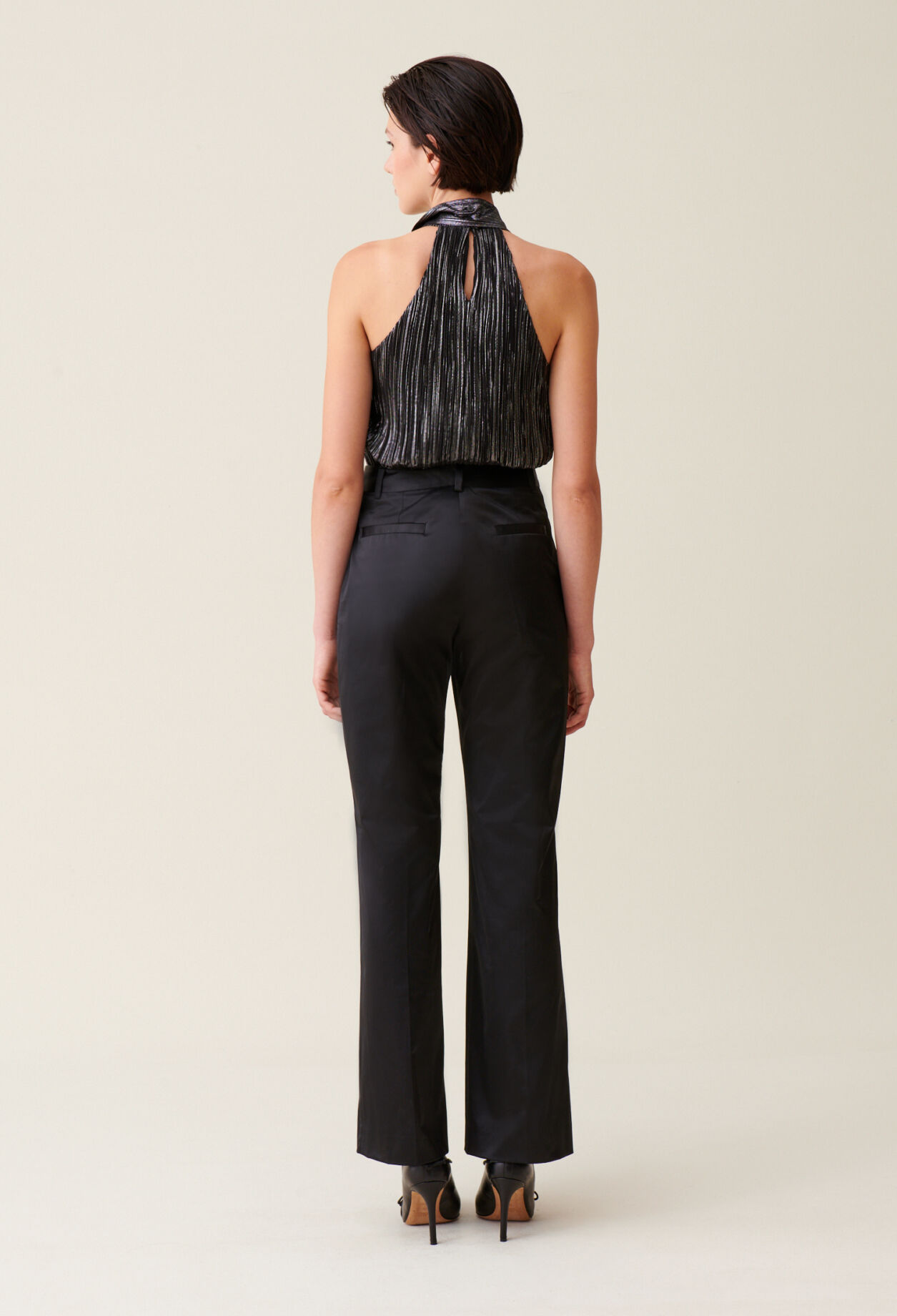 Schwarze schmale Satin-Hose