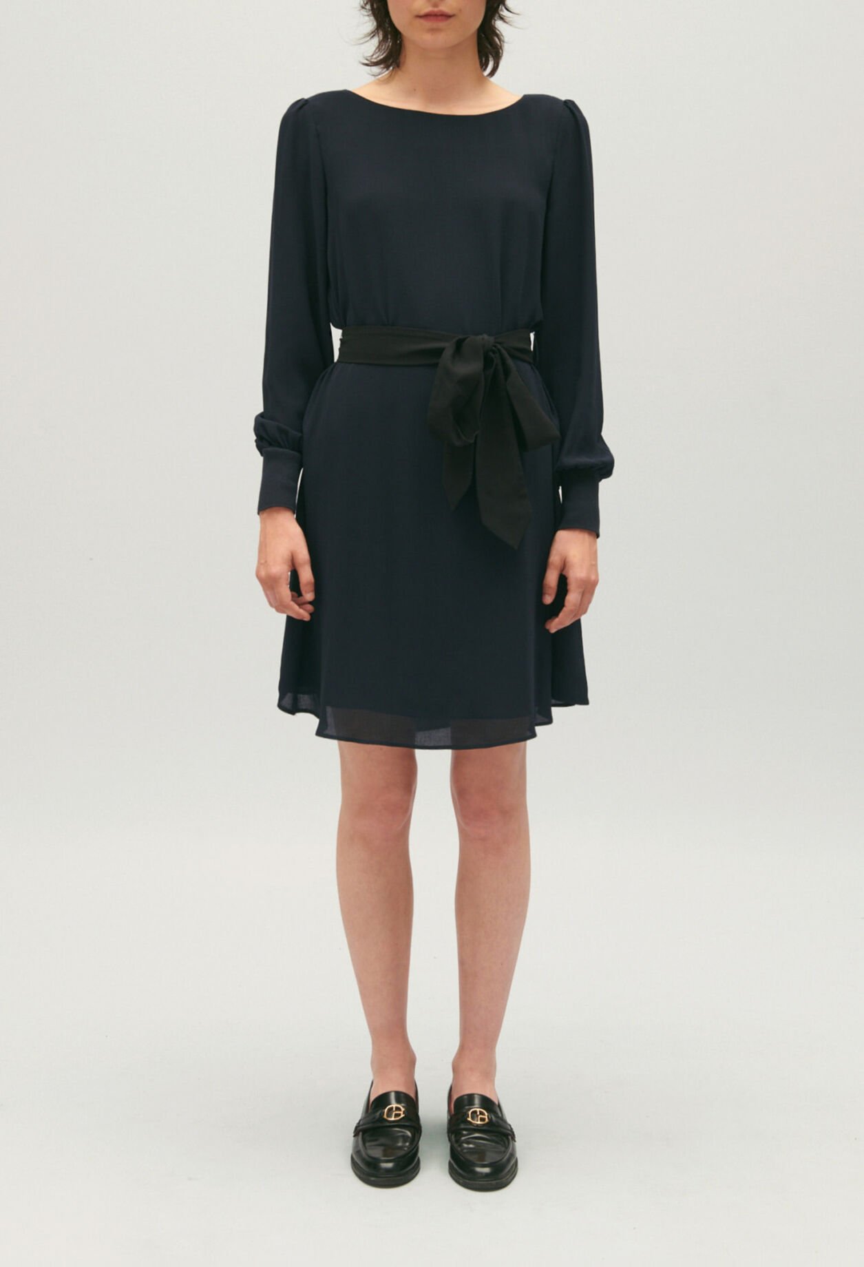 Kurzes Kleid mit Gürtel in Marineblau