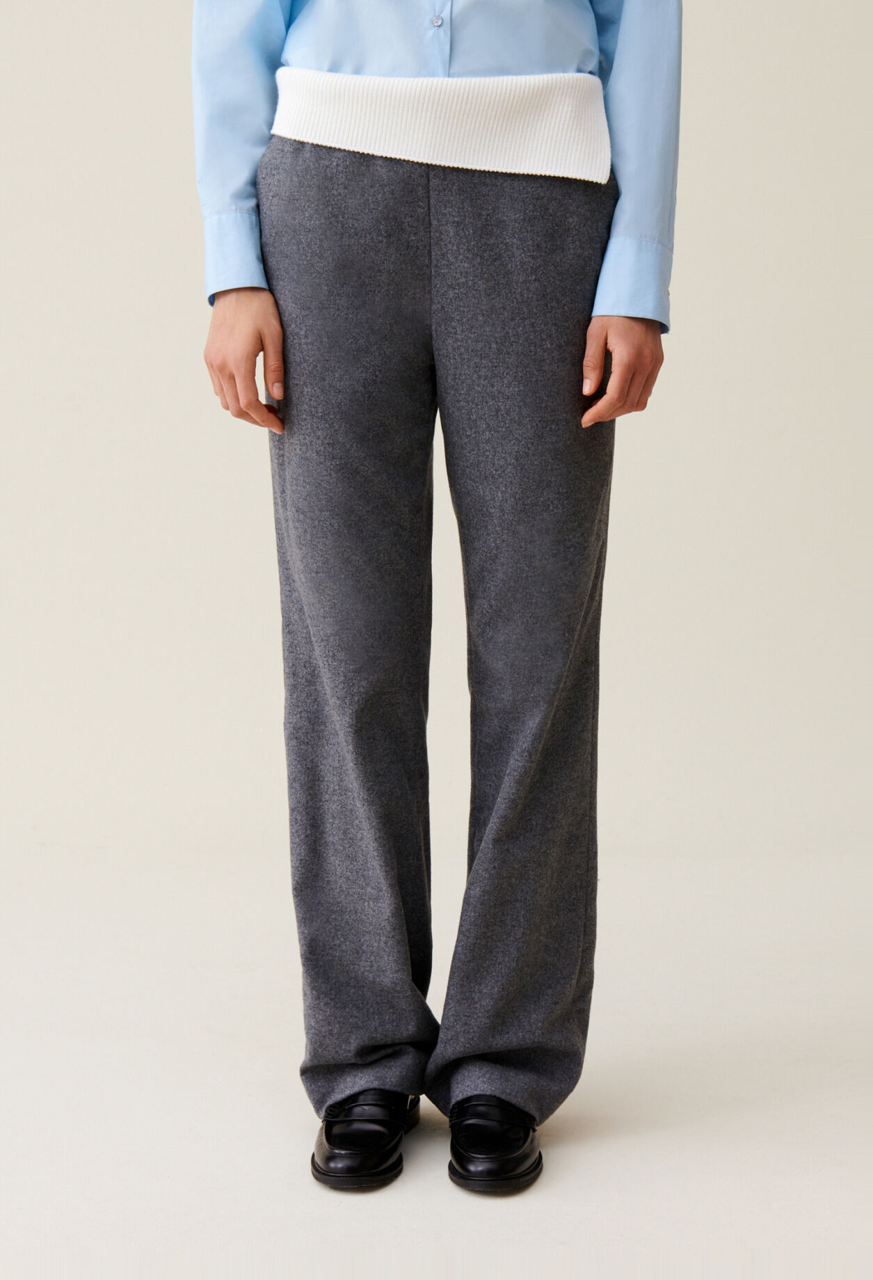 Gerade Hose kontrastierender G&uuml;rtel