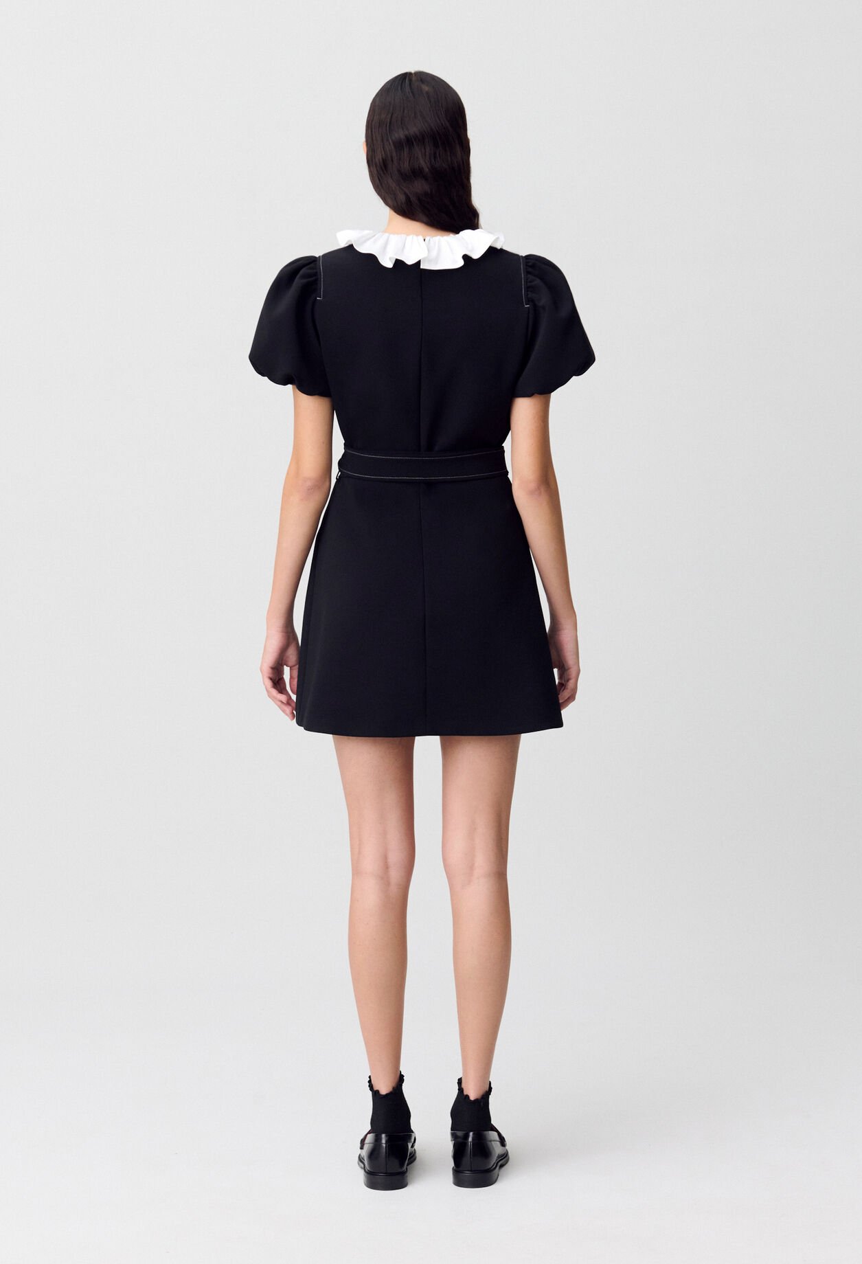 Kurzes Kleid mit Kragen
