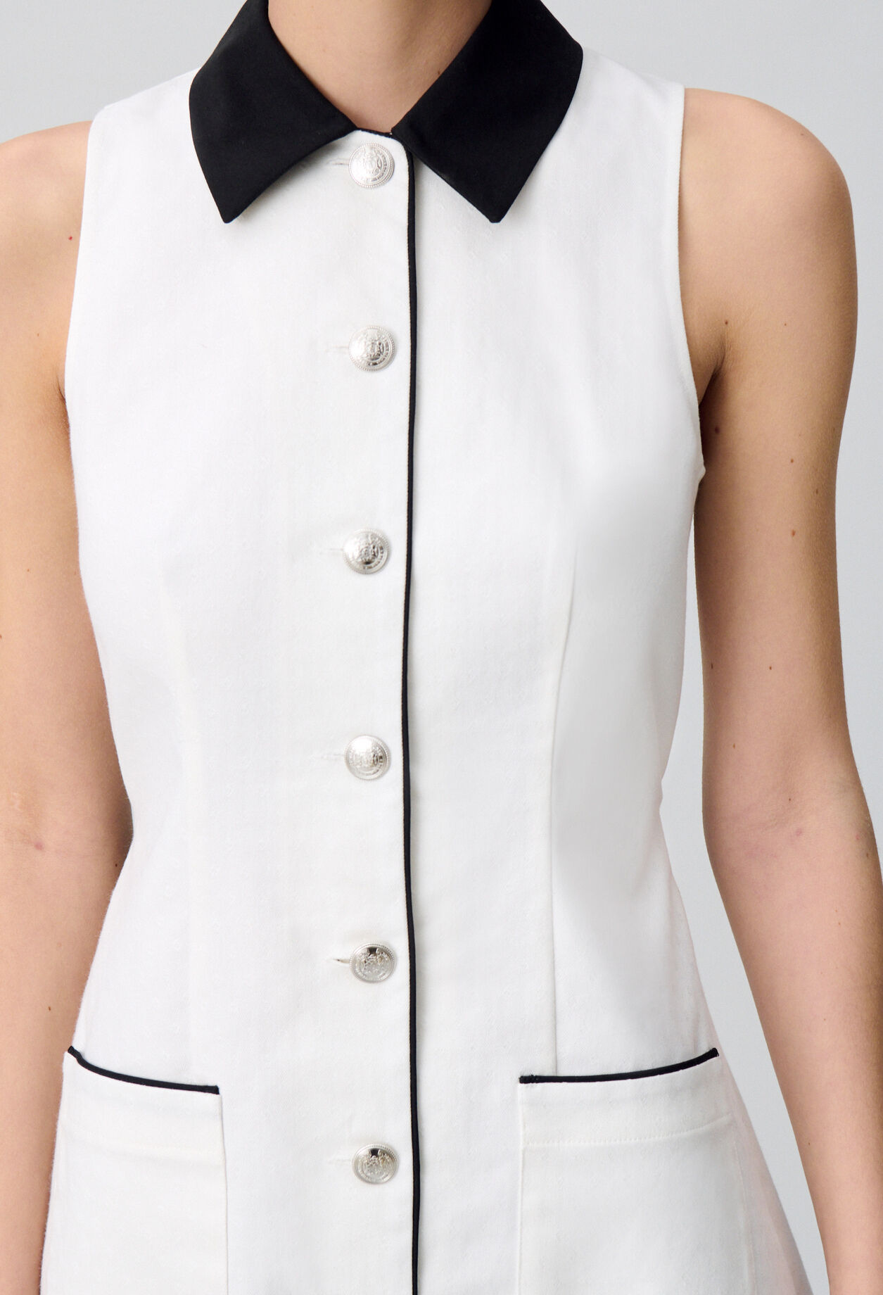 Ärmelloses kurzes Kleid