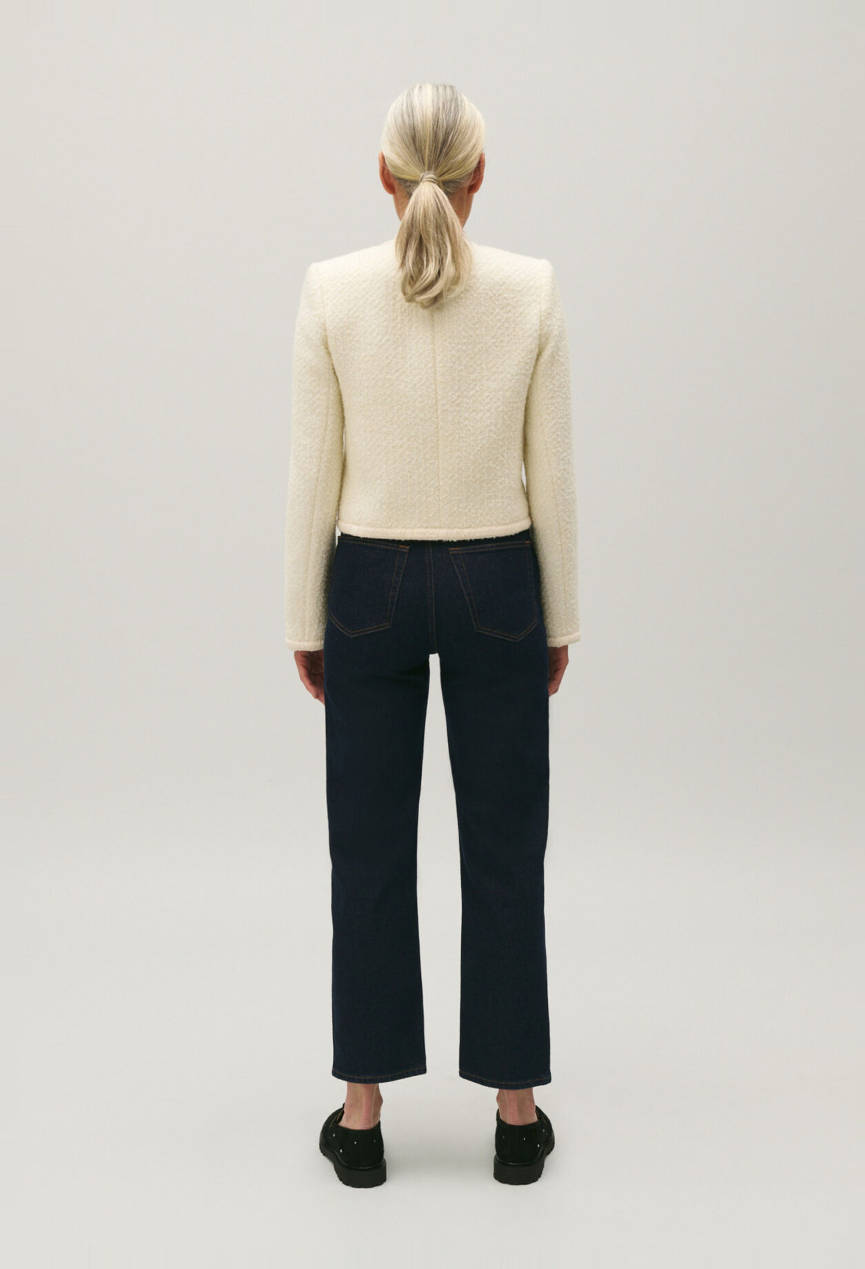 Kurze elfenbeinfarbene Jacke aus Tweed 