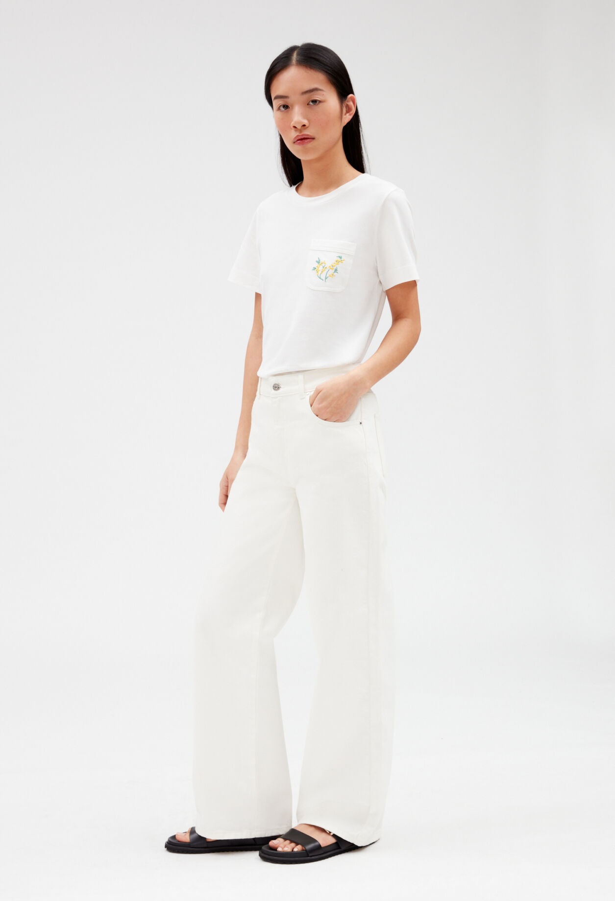 T-Shirt mit bestickter Tasche, weiß