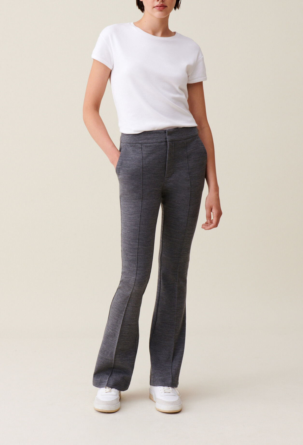 Graue, eng anliegende Flare-Hose