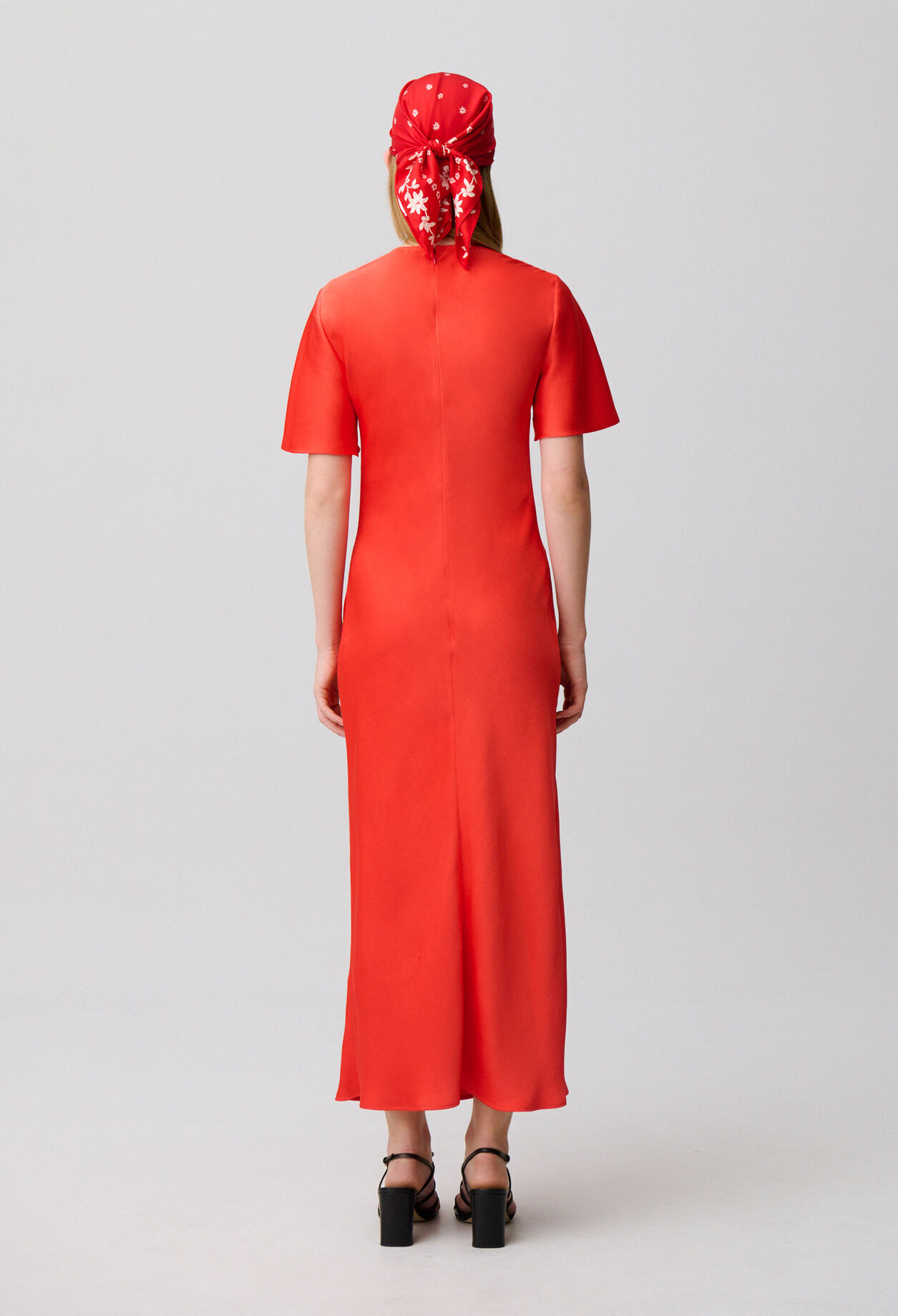 Langes Satin-Kleid