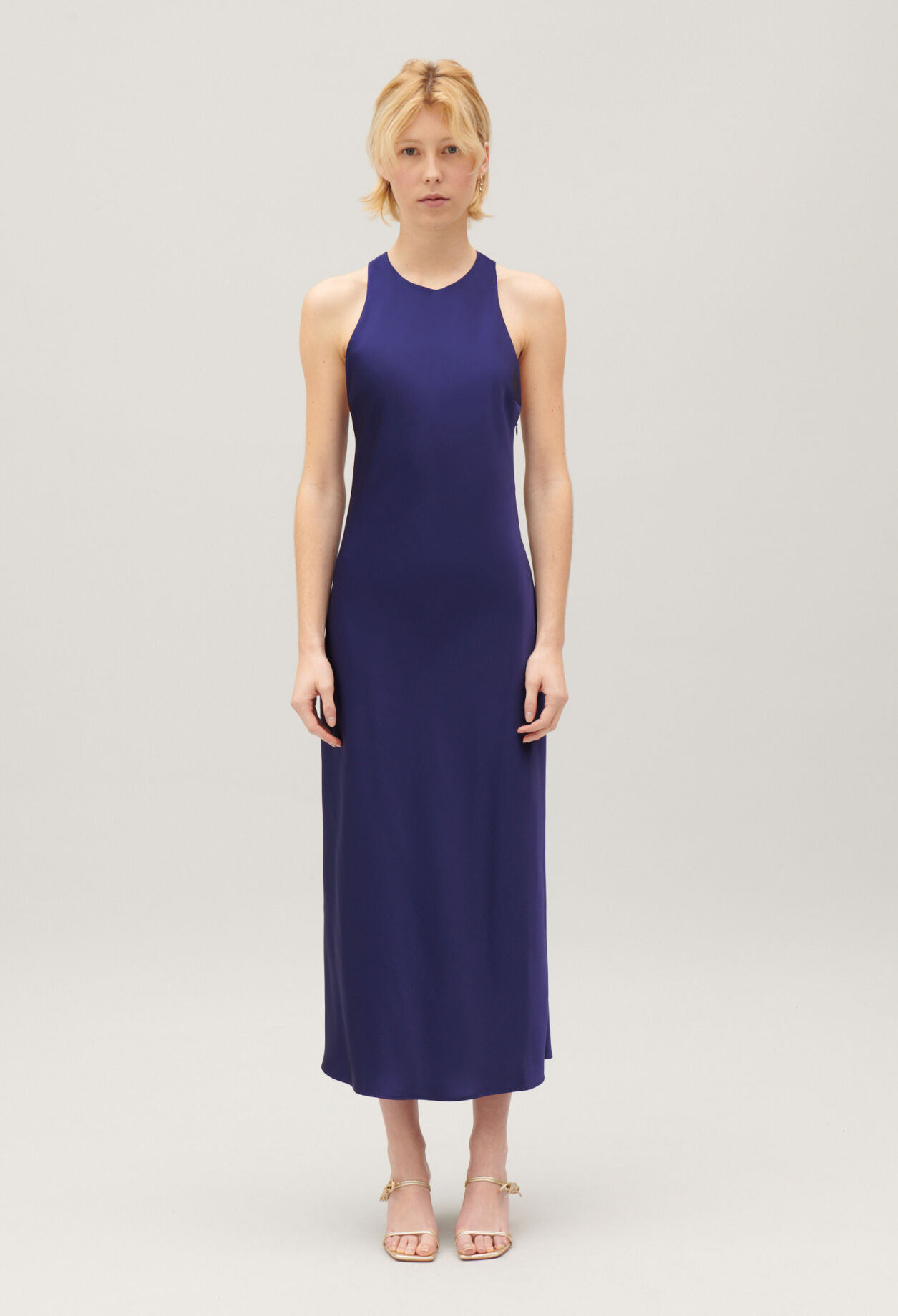 Langes, satiniertes Kleid