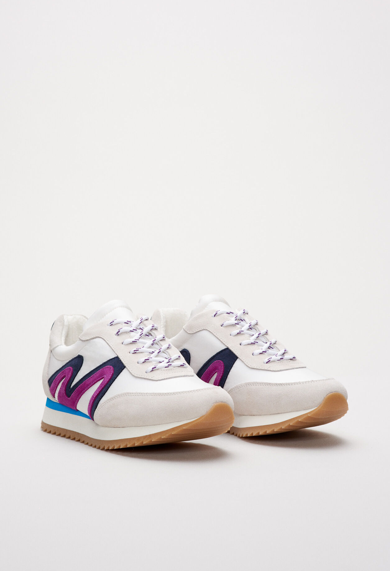 Klassische Sneakers mit Schnürsenkeln