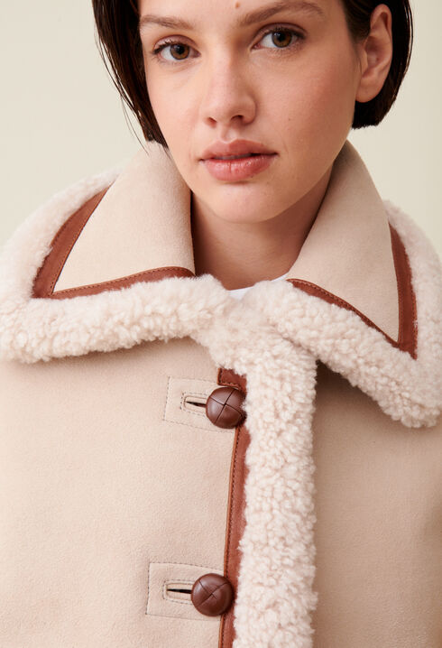 Beigefarbene Lammfelljacke