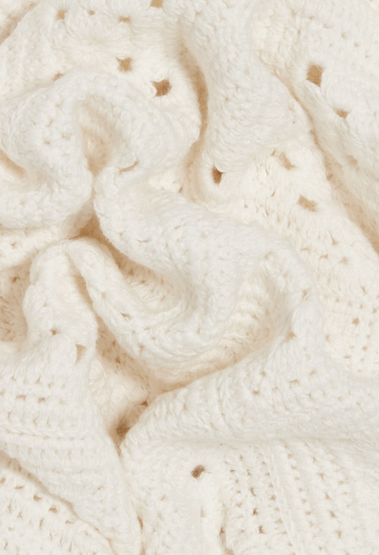 Kurzes Kleid aus durchbrochener