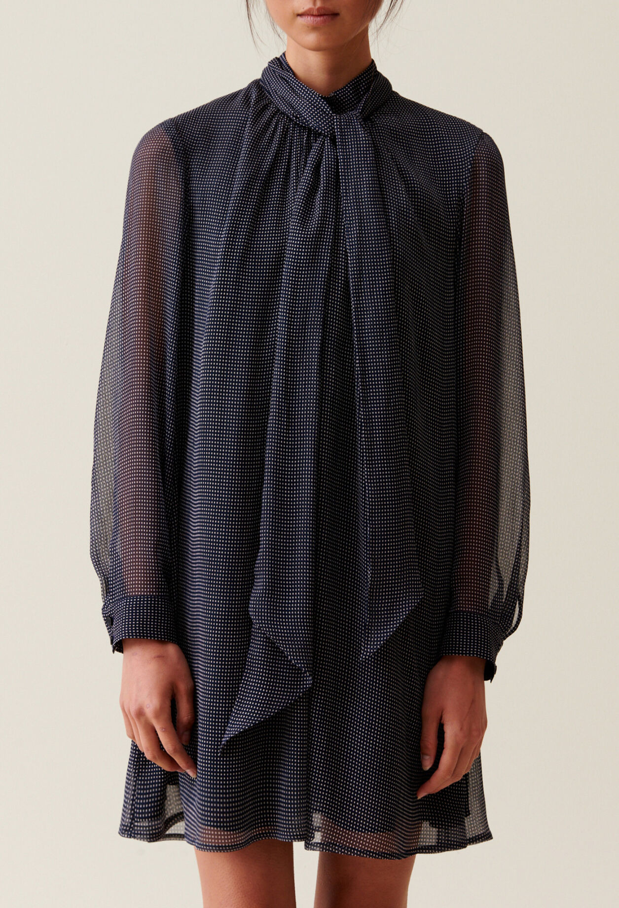 Flie&szlig;endes Kleid mit Schluppe