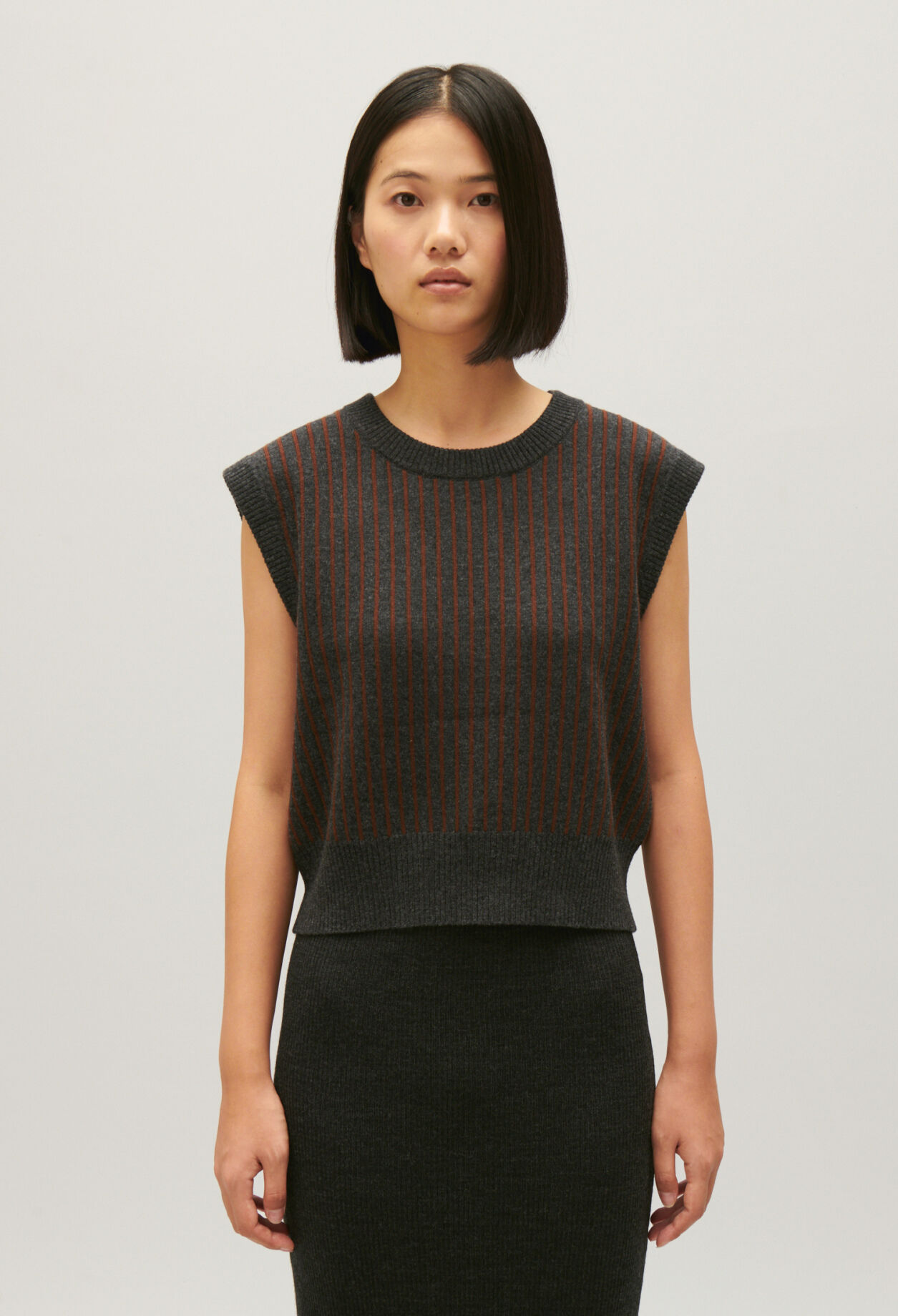 Gestreifter Strickpullover ohne Ärmel