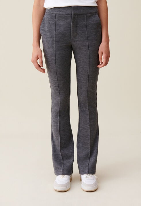 Graue, eng anliegende Flare-Hose