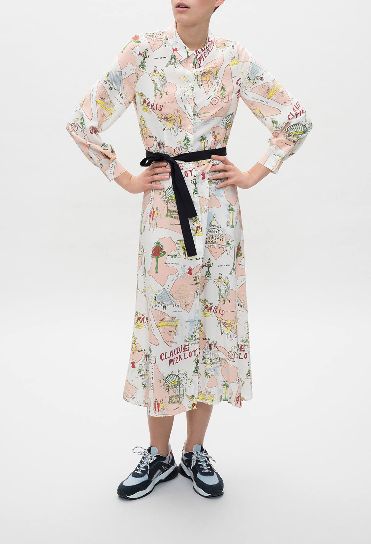 Langes geknöpftes Kleid