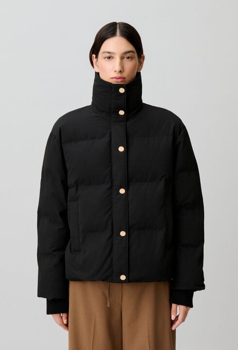 Kurze Daunenjacke mit Stehkragen