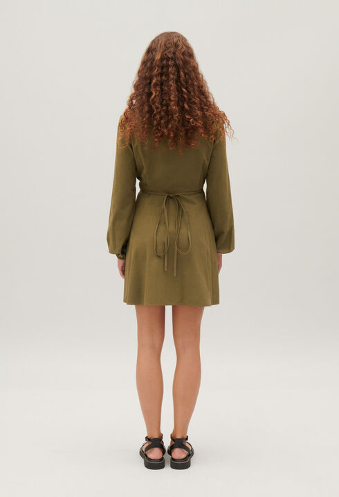 Kurzes Wickelkleid mit Mao-Kragen