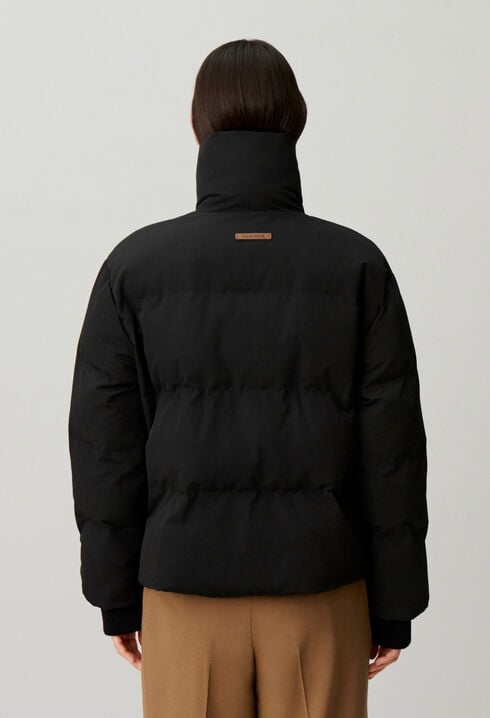 Kurze Daunenjacke mit Stehkragen