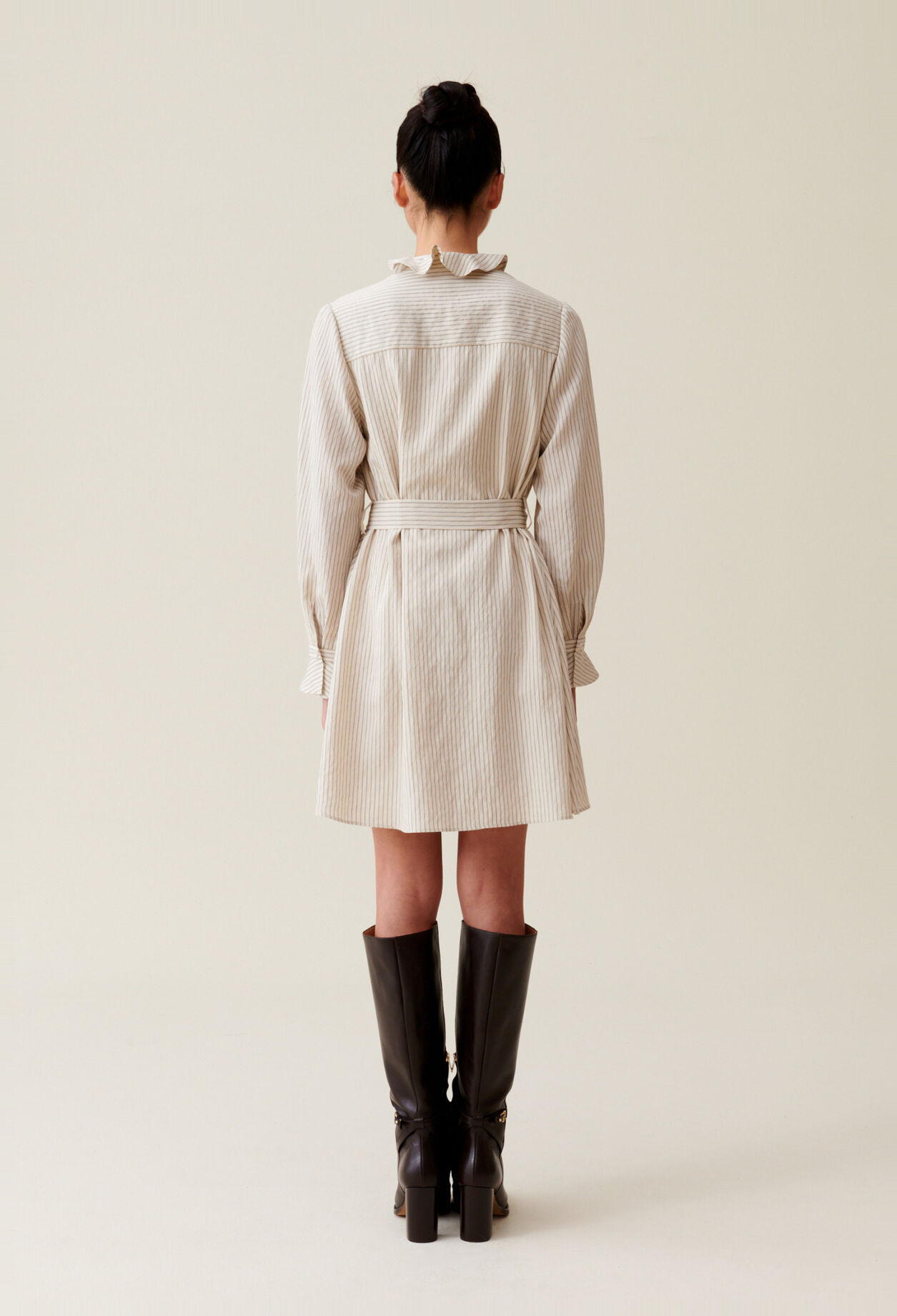 Gestreiftes Kleid mit R&uuml;schenkragen