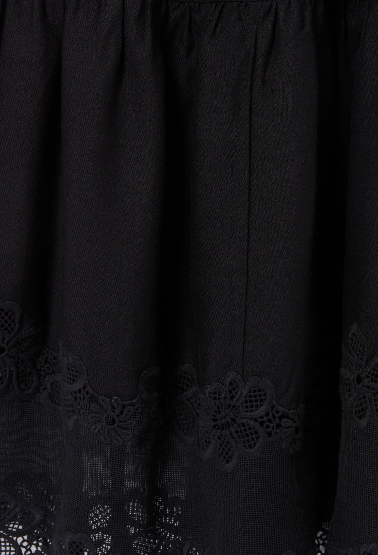 Langes Kleid mit Blumenstickereien