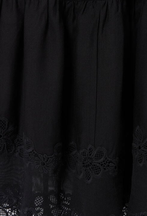 Langes Kleid mit Blumenstickereien