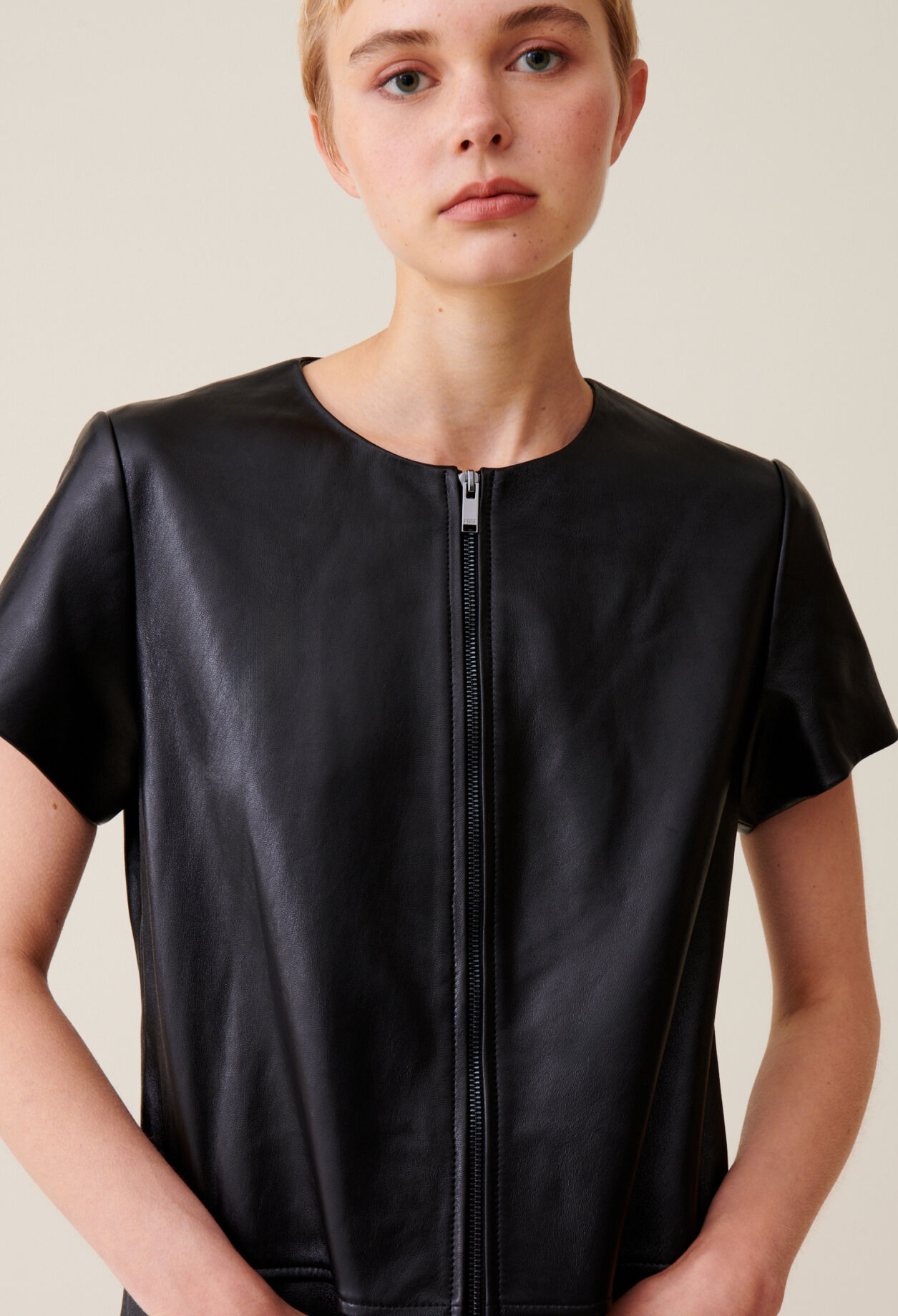 Kurzes Lederkleid mit Reißverschluss