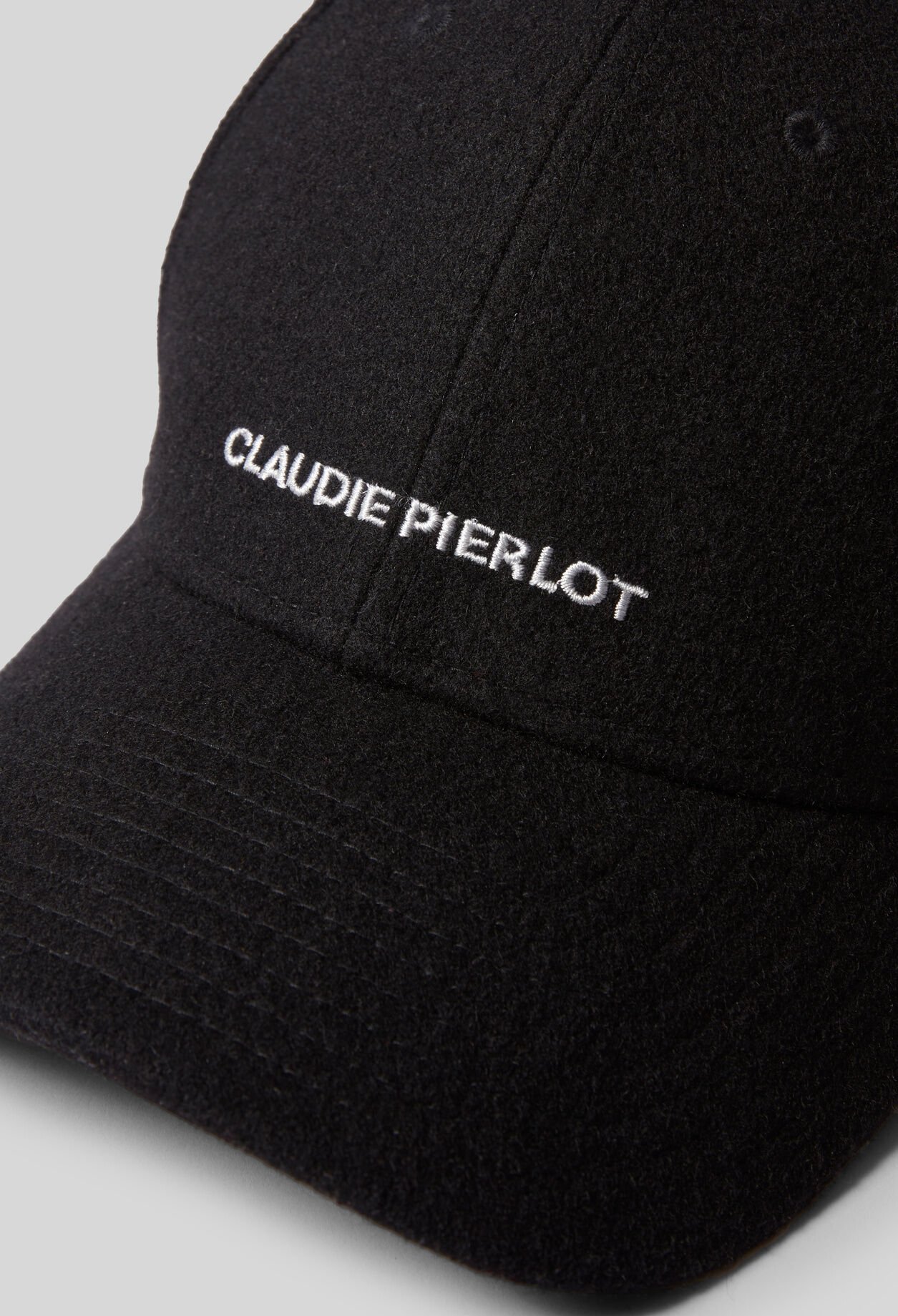 Schwarzes Cap mit Claudie Pierlot-Logo